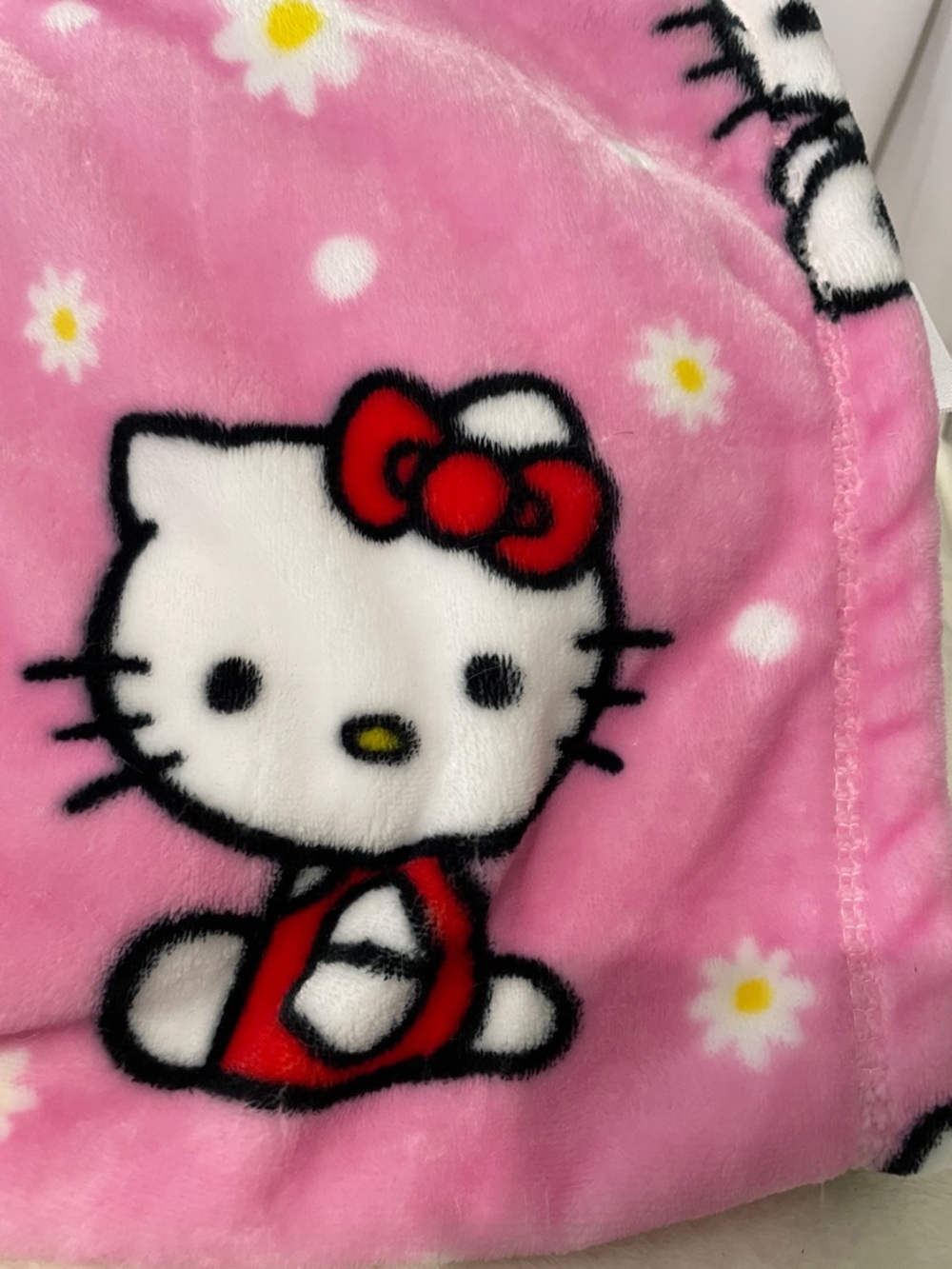 Hello Kitty Pink Patterned Plush Throw Blanket - Picture 3 of 16